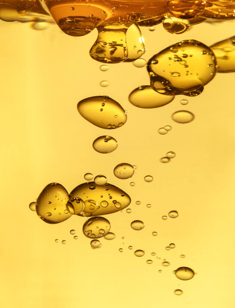 Das Bild zeigt Blasen, die vor einem goldenen Hintergrund aufsteigen.
